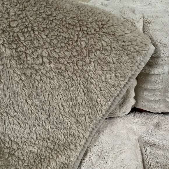 Pottery Barn Faux Fur Throw - 50x60 - Picture 6 of 10